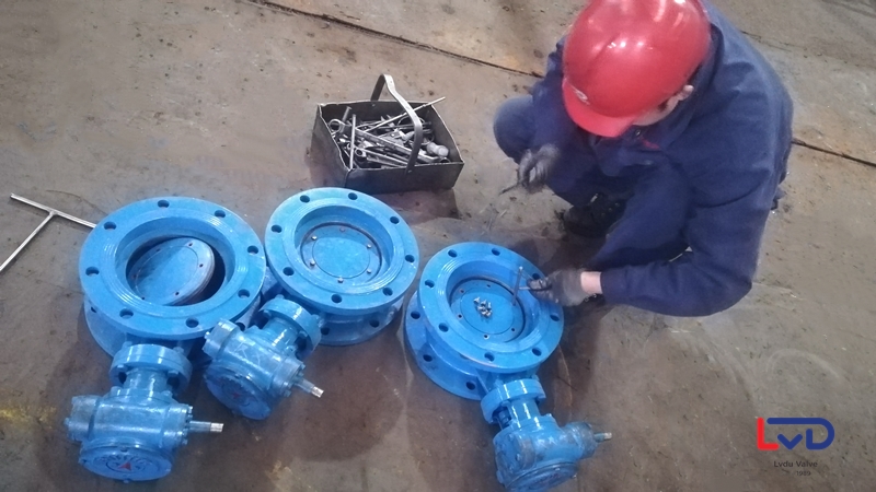 鋁都閥門嚴把質量關dn200雙偏心法蘭蝶閥發貨前再次質檢