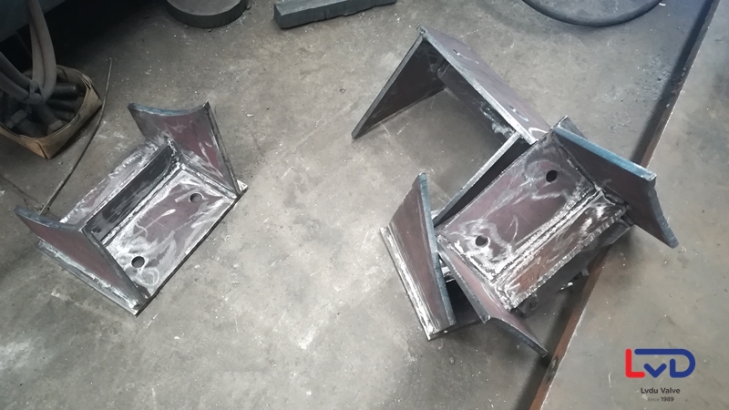 鋁都閥門DN600法蘭蝶閥站腳、起吊環(huán)焊接加工現(xiàn)場(chǎng)